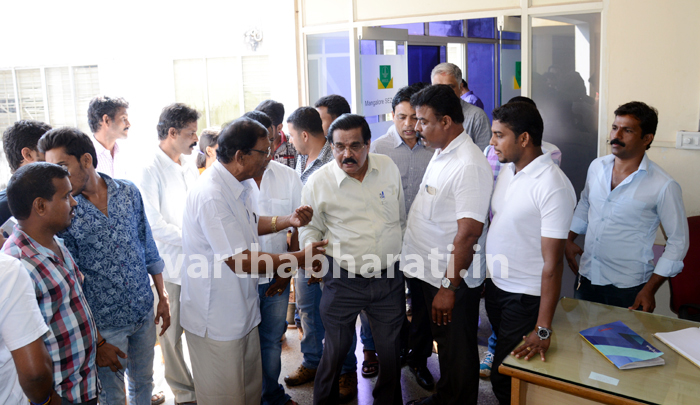 ಮೂಲಭೂತ ಸೌಕರ್ಯಕ್ಕಾಗಿ  ಸೆಝ್ ಕಾಲನಿಯ ನಾಗರಿಕರಿಂದ ಕಚೇರಿಗೆ ಮುತ್ತಿಗೆ